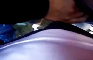 年轻的美女在大沙发上玩得开心