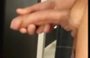 一个男人在淋浴时很难干他儿子的女朋友