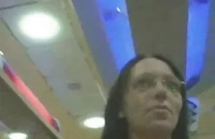 成熟和年轻的模特同意以傲慢的专业进行乱搞