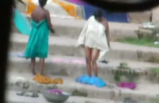 长腿的金发女郎坚定地忍受硬他妈的在铸造的阴部