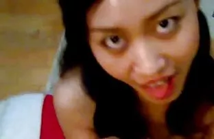 性感紧身热情地跳上她的情人的大鸡巴