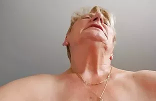 成熟的母亲走进卧室给那个男人，让她自己在湿缝中性交