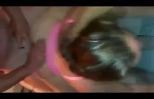 两个贪得无厌的荡妇强有力地喷在军营里
