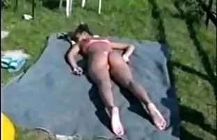 这位婊子邀请朋友们共进晚餐，然后和一个黑人男性一起离开