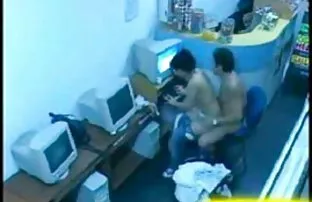 Pikaper在森林里传播混蛋骑自行车的人