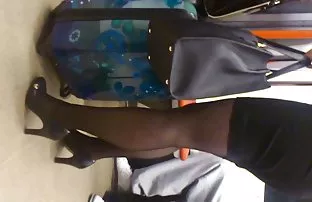 继女给了她继父一个礼物，给了她完全进入的洞
