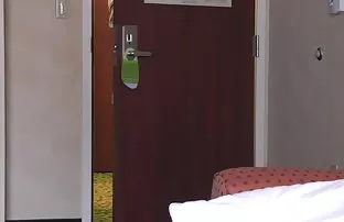 年轻的女同性恋假阳具爱抚桑拿洞