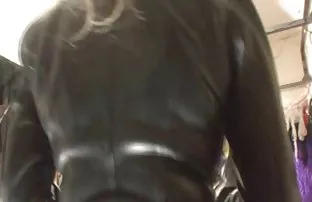 有关叛徒偷偷地从他的妻子经常乱搞一个年轻女孩