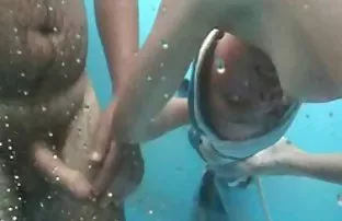 皮肤黝黑的家伙给了金发碧眼的金发女郎一个大家伙