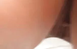 有陡峭的山雀的美丽的女孩允许她在她的一个好的驴子