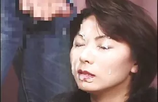 一个小胡子男人在她的阴道里强奸了一只小鸡和暨