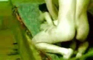 房子的主人让无礼的女孩用口交向他道歉