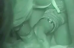 尴尬的书呆子试图在床上操一个女孩