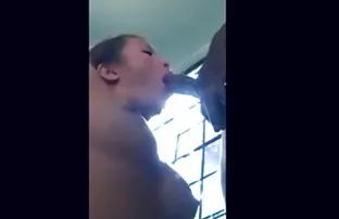 业余女性腿乱搞一个漂亮的金发女郎在户外