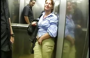 一位邻居去看望一个留着胡须的男人，并在早上做爱时惊讶他