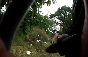 丝袜中的微型模特与玩具玩，并在屁股给它