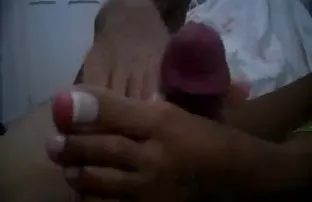 有一个女孩在床上的家伙互相爱抚和肛交