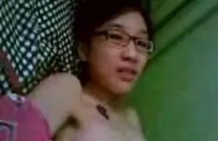 皮肤黝黑的家伙与白色丝袜中的美丽金发女郎发生性关系