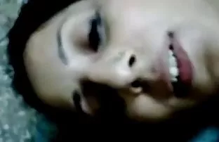 两个女同性恋者在一个陌生的房子里为爱抚睡觉，然后给自己肛门