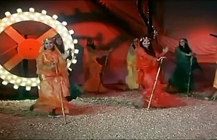 两个姐妹uboltali秃头邻居在ZHMZH性在厨房里