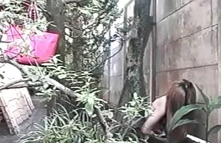 丰满的姑娘同意挣钱并度过了愉快的时光