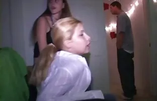 男孩与女友吵架时，男孩撕掉了他的同父异母的妹妹