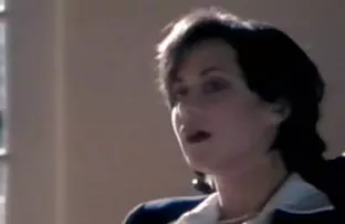克莱尔·卡斯特（Claire Castel）在停车场的一辆小巴上与另一位情人改变了癌症