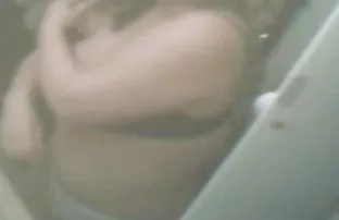 这个迷人的女孩在温柔的阴户中用腿和乱搞这个家伙