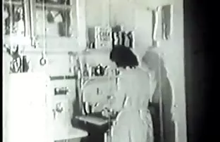 商务女士邀请她的朋友回家，让她成为女同性恋