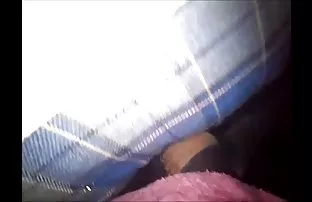 在公共更衣室里，一个男朋友给了女朋友一个脸颊和性交的屁股