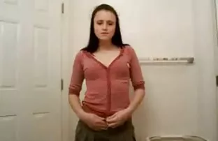 害羞的模特与经验丰富的女摄影师有同性恋性行为