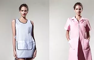 给她的男朋友一个性感的惊喜，让自己在沙发上被撕掉