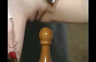 清洁后，整洁的女孩给了她的朋友一个洞。