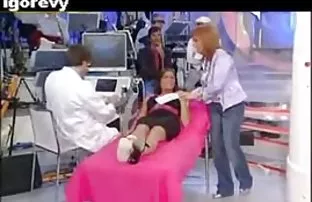 向继女解释说，在她的大家伙的帮助下抽搐不好