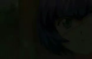 在摄像头苗条的女孩和纹身招摇的热性