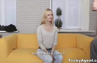 淫荡的妻子和她的丈夫一起和她的情人一起喷