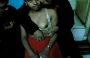 这位女士穿着内衣，诱惑邻居