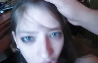 乌克兰模特色情地移动到相机