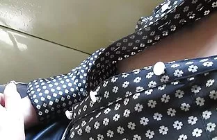 在困难的情况下帮助美丽的小鸡和性交到堆