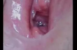 夜间冒险的金发女郎与一个黑人