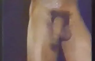 Pikaper在街上传播一个年轻的婊子口交和性爱