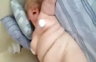邻居偷偷溜进屋里吮吸这个家伙