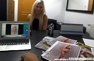 这个男孩在夜总会的厕所里干屁股美女