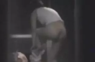 纤细的金发女郎要求肌肉发达的黑色硬他妈的
