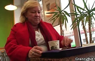 乳胶中的魅力小鸡浇上油，投降不是一个年轻的农民