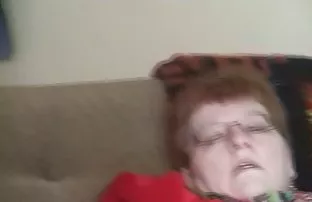 我看到我的妻子在一个女同性恋的拥抱和性交两个在他的屁股