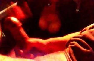 那个男人淡紫色的头发让那个人从第一个人身上撕下了镜头