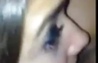 在酒店房间丰满的黑发使朋友一个华丽的口交