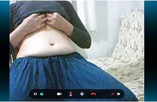 与经验相同的口交从相机移动设备上的第一个人那里吸了一个厚实的鸡巴