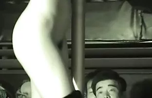 瘦小的男人乱搞老师和护士在医生的办公室